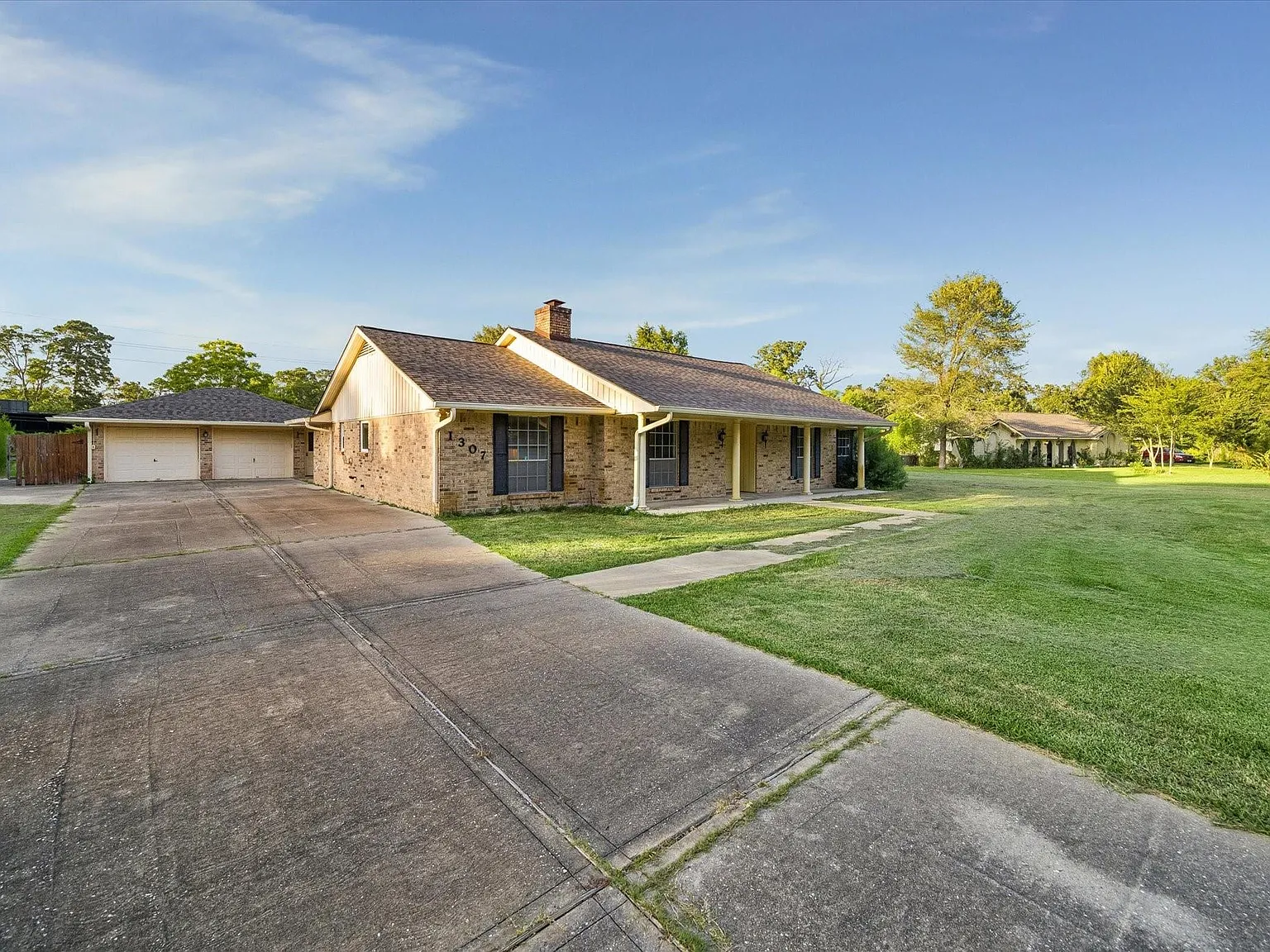 5 bed, 2.5 bath, 2530 sqft, $3,000 — Photo 3