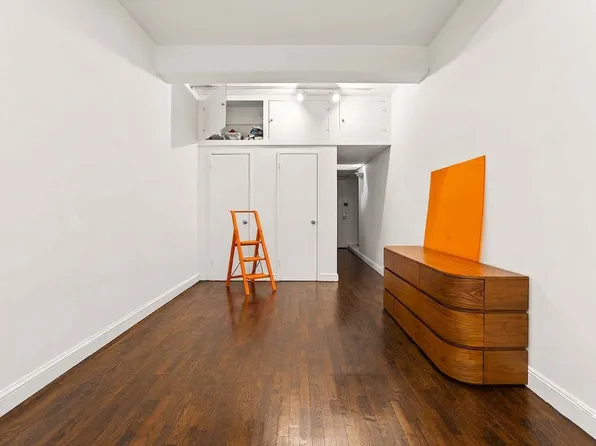 180 Thompson Street image 1 of 8