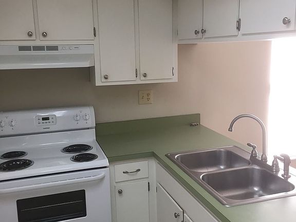 3rd image of 114 SE 10th Ave APT 3