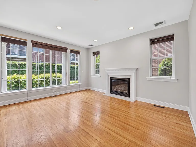 4C Nassau Dr — Photo 14
