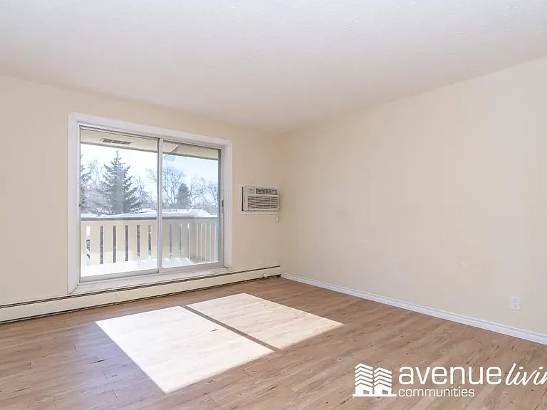 633 28th St W — Photo 34