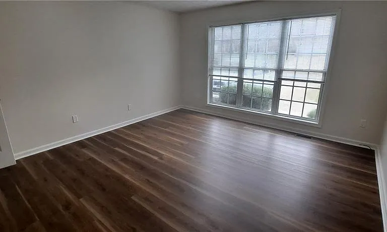 1050 Hillary Ln — Photo 12