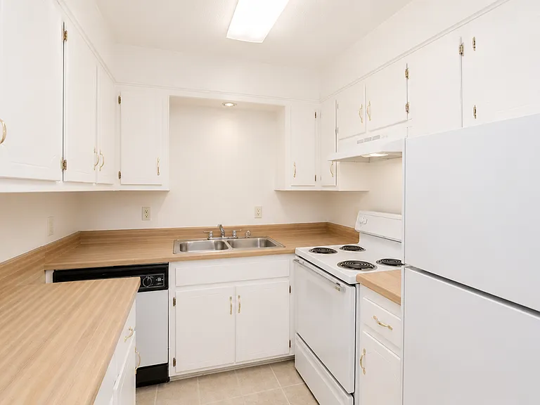 Ambassador House Apartments — Photo 24