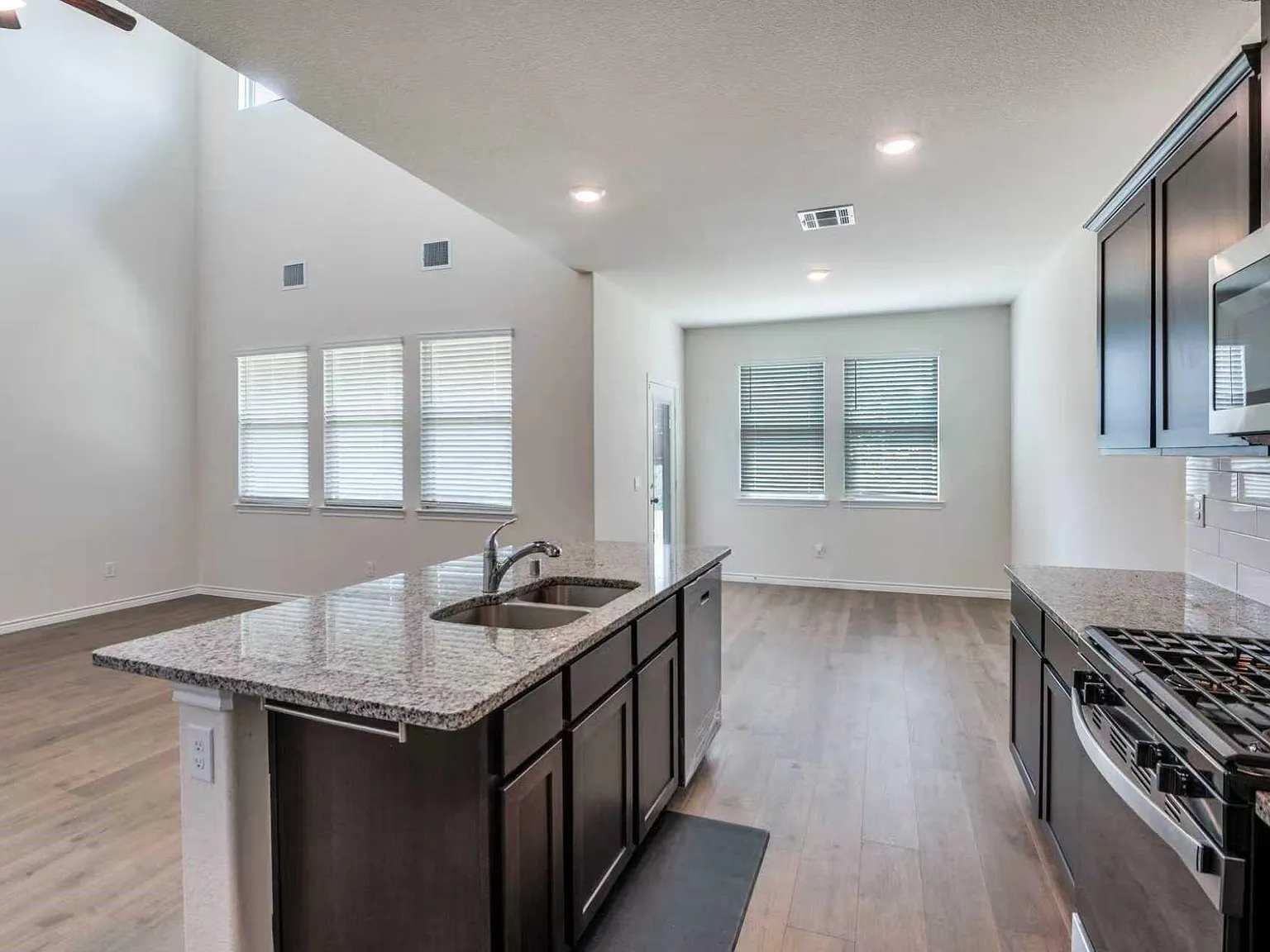 4 bed, 2338 sqft, $2,750 — Photo 2