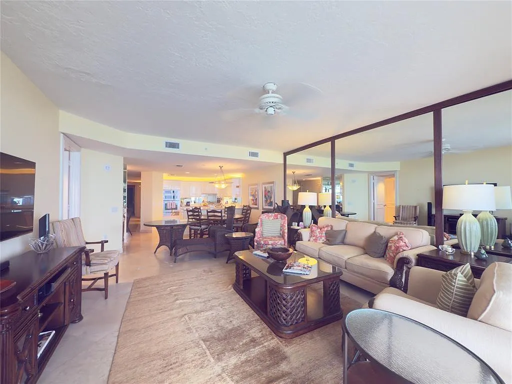 3 bed, 2.5 bath, 2019 sqft, $17,000 — Photo 4