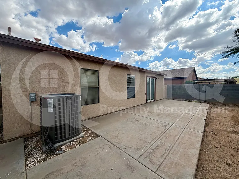 2735 E Liverpool Dr — Photo 19