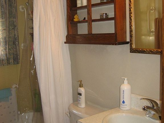 3rd image of 823 Neville Ave