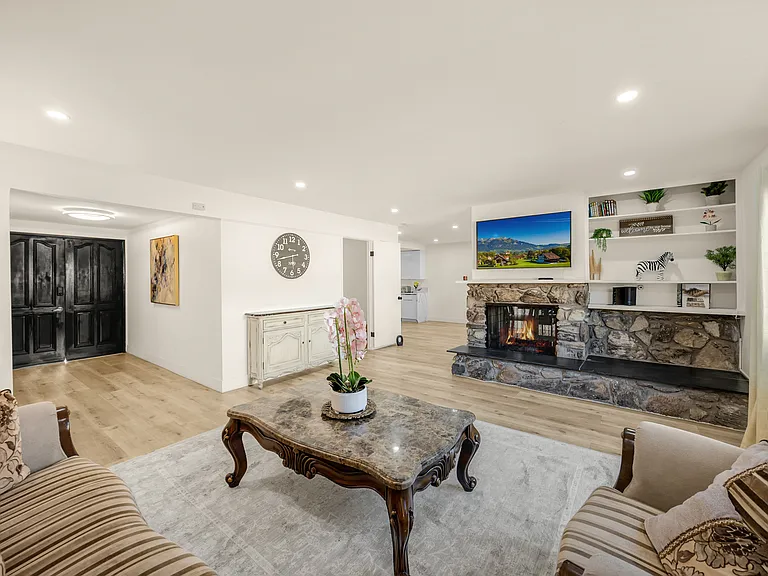 2150 Tynes Dr — Photo 2