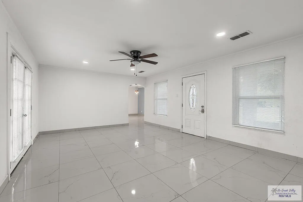 3 bed, 2.0 bath, 1529 sqft, $2,100 — Photo 3