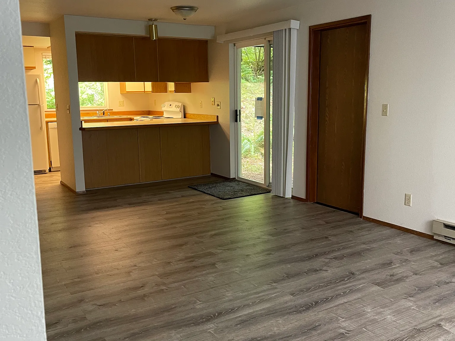 3 bed, 2.5 bath, 1300 sqft, $2,395 — Photo 2