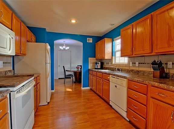4th image of 4220 NE 44th St