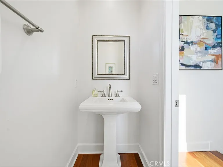 426 1/2 Narcissus Ave #1/2 — Photo 17