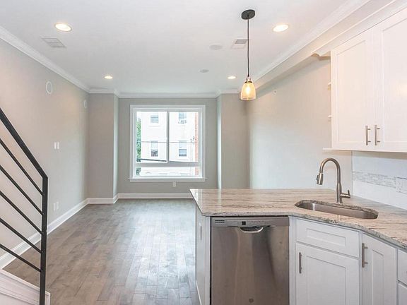 5th image of 2440 W Jefferson St Unit 1