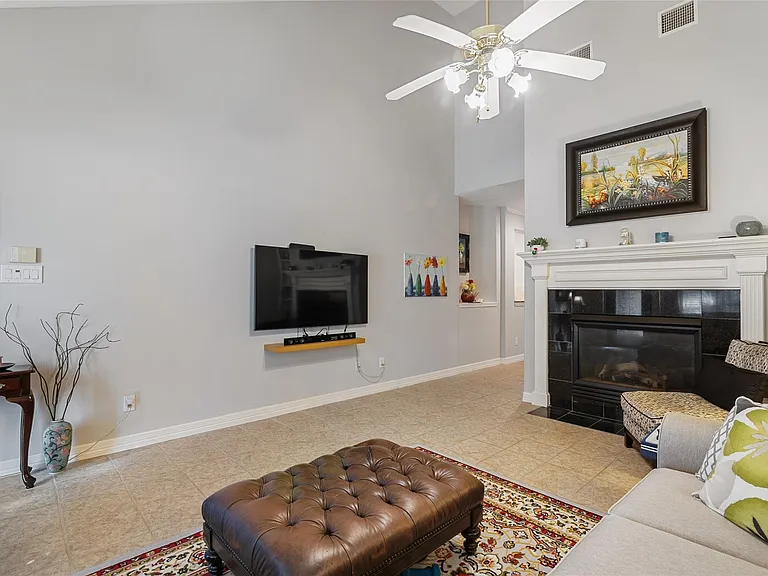 1014 Enclave Sq N — Photo 6