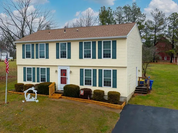 9 Cedar Ln, Stewartstown, PA 17363