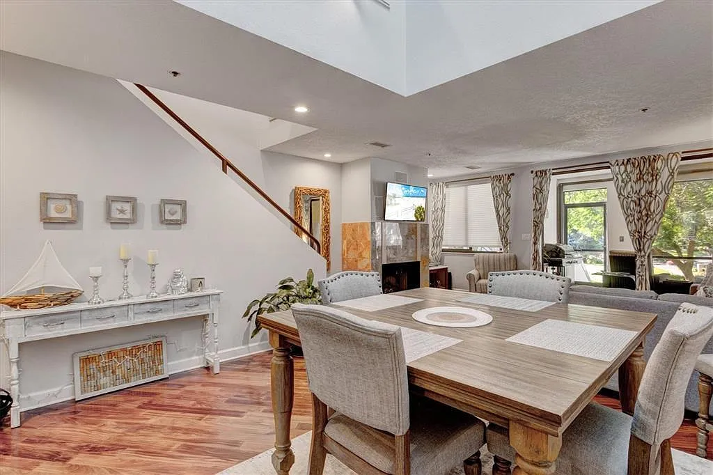 2 bed, 2606 sqft, $4,000 — Photo 2