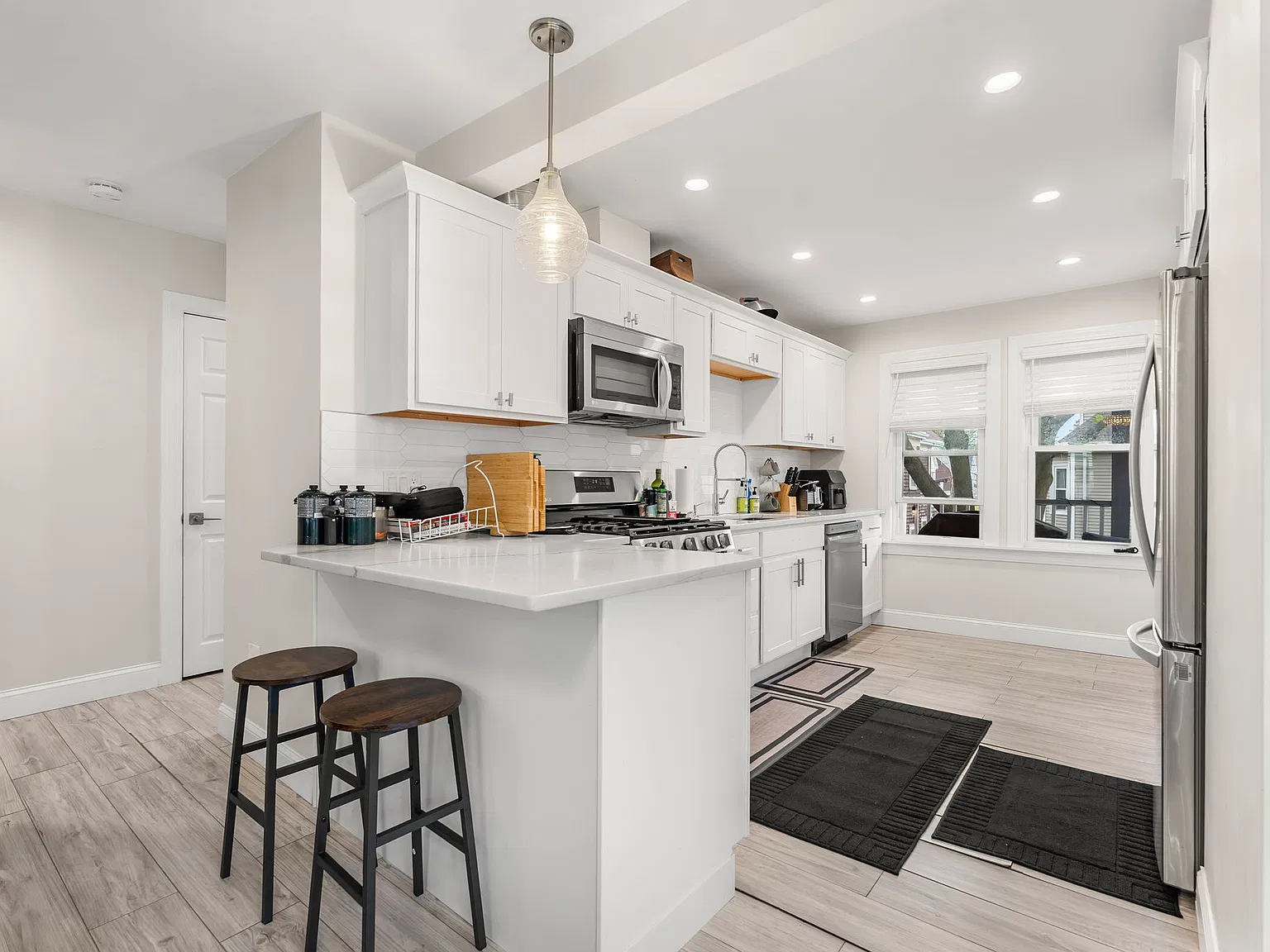 3 bed, 1.5 bath, 1100 sqft, $3,800 — Photo 4