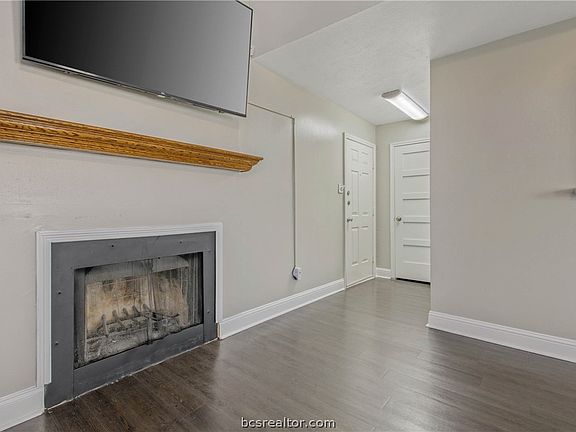 4th image of 2521 Longmire Dr