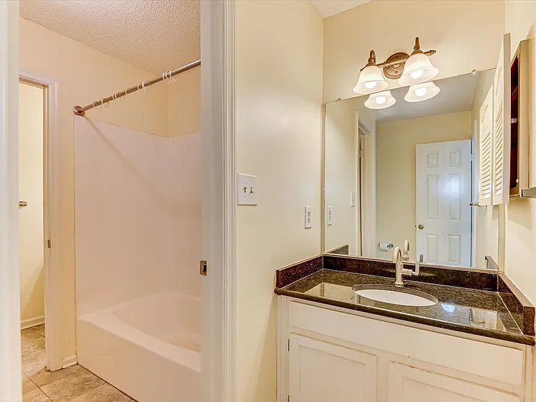 407 Folkstone Cir — Photo 31