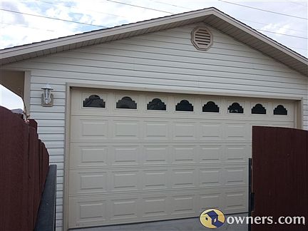 detached garage /shop with 9' door