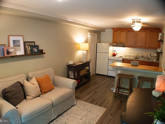 3rd image of 176 Davisville Rd Floor 2