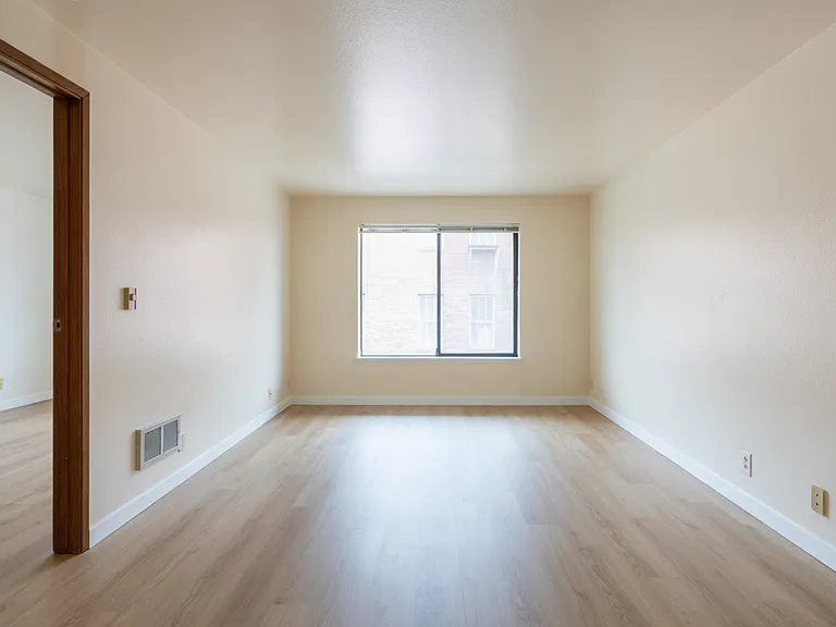 Park Royal Apartments — Photo 10