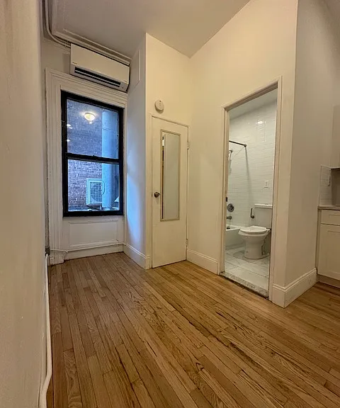 246 W 4th St #2R — Photo 3