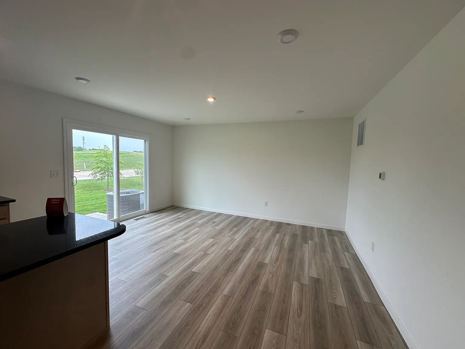 3 bed, 2.5 bath, 1374 sqft, $2,400 — Photo 4