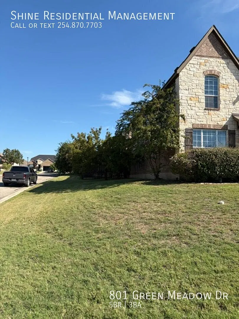 Beautiful Home with Upgraded Features and Spacious Living Areas — Photo 3