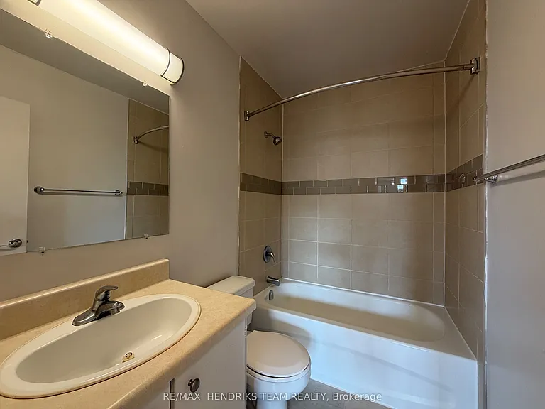 49 Leaside Dr #403 — Photo 9