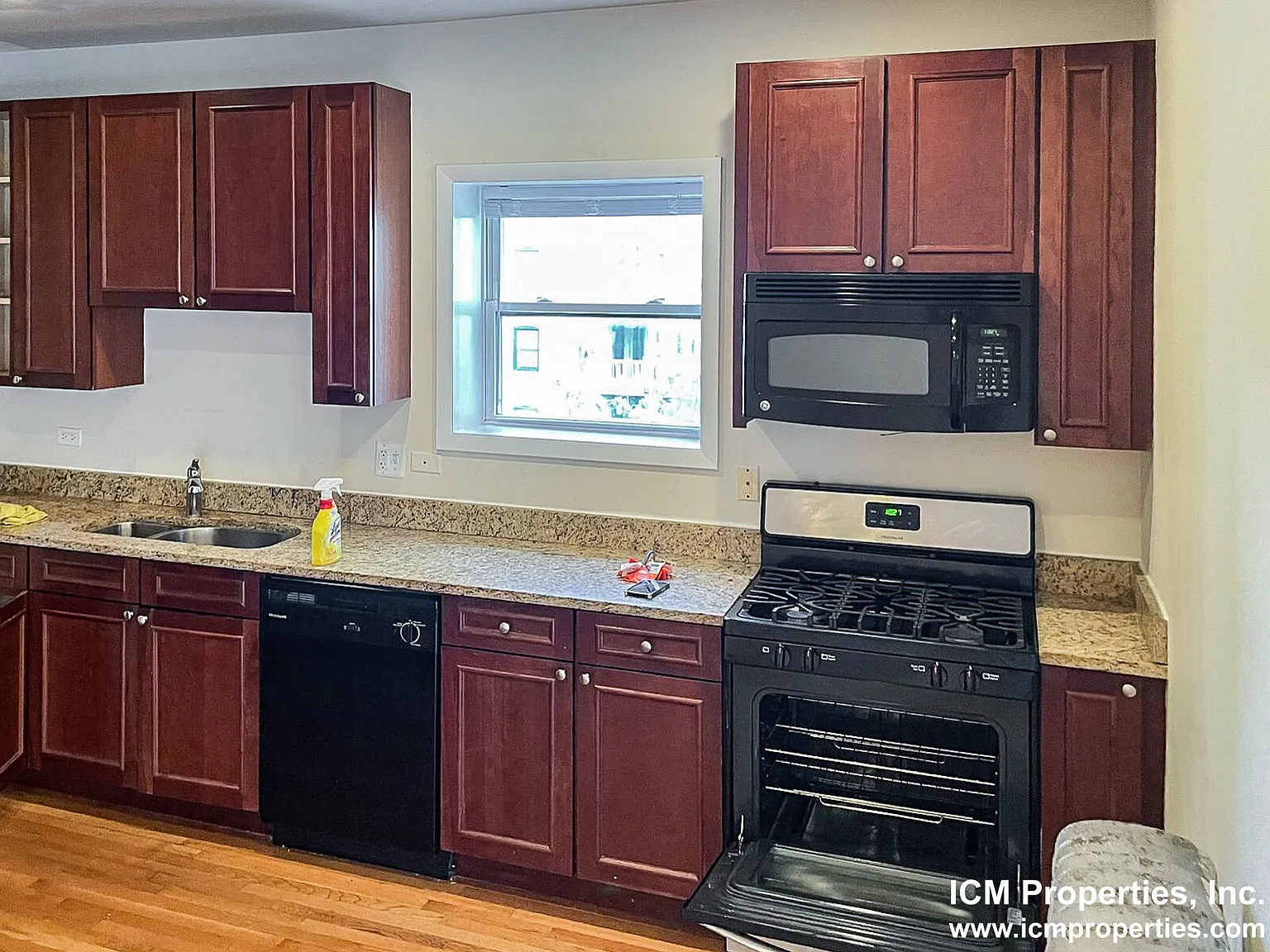 3 bed, 2.5 bath, 1150 sqft, $2,995 — Photo 2