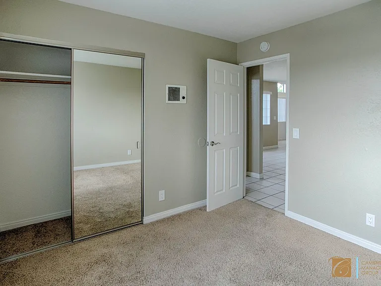 4255 Winona Ave — Photo 8