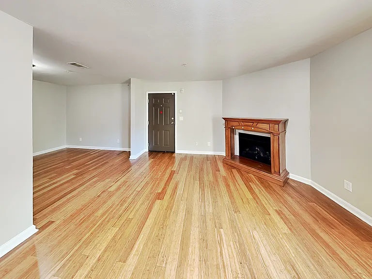 1020 Camelot Dr — Photo 3