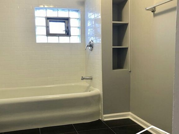 4th image of 4027 N Kilbourn Ave #2R