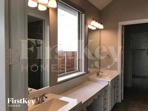 816 Hollett Ct — Photo 9