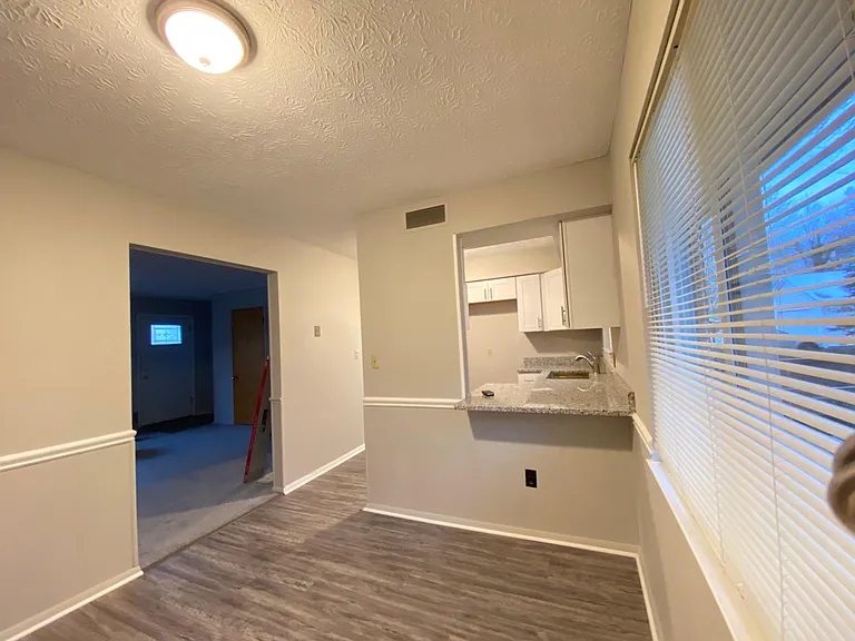 2112 Maplewood Rd — Photo 1