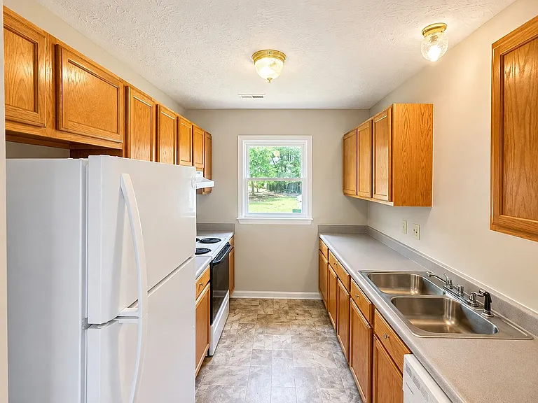 633 Winthrop Ct — Photo 4