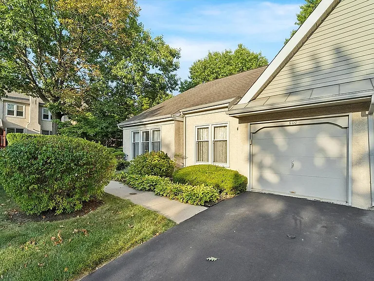 Single car garage w/ walkway