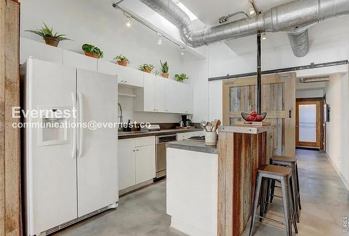 2 bed, 2.0 bath, 1005 sqft, $3,200 — Photo 4
