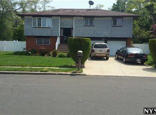 12 Russell Ct, Copiague, NY 11726