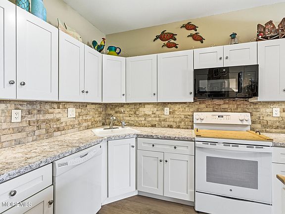 4th image of 13 Canterbury Drive #13D
