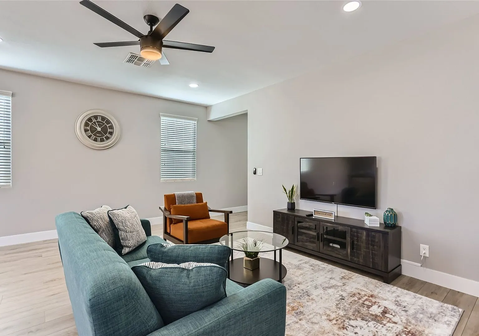 Fully Furnished Short/Long Term Rental — Photo 3