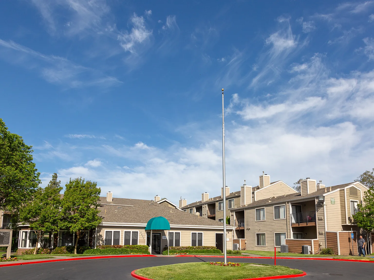 California Place Apartments — Photo 3