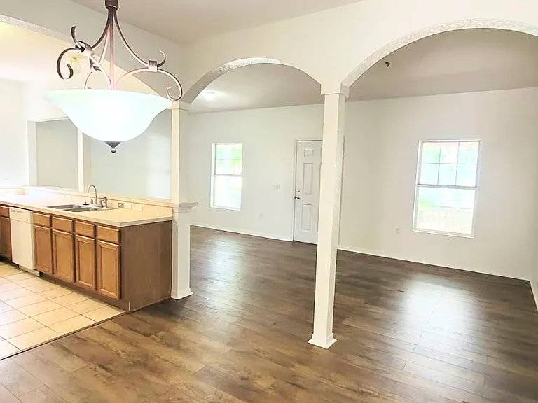 1004 Park Central Cir — Photo 1