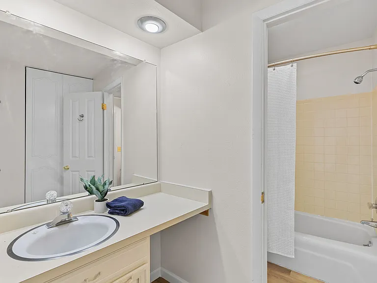 2666 Sherwood Cir — Photo 40