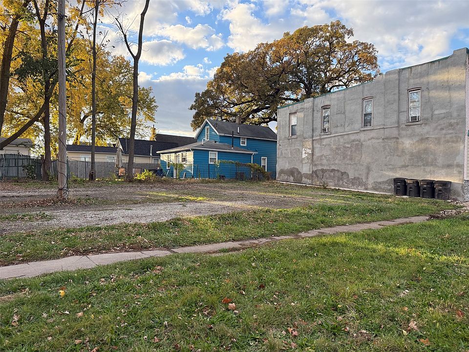 1st image of 1018 E 12th St