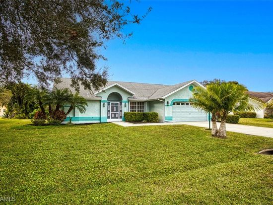 558 Foxcreek Dr, Lehigh Acres, FL 33974