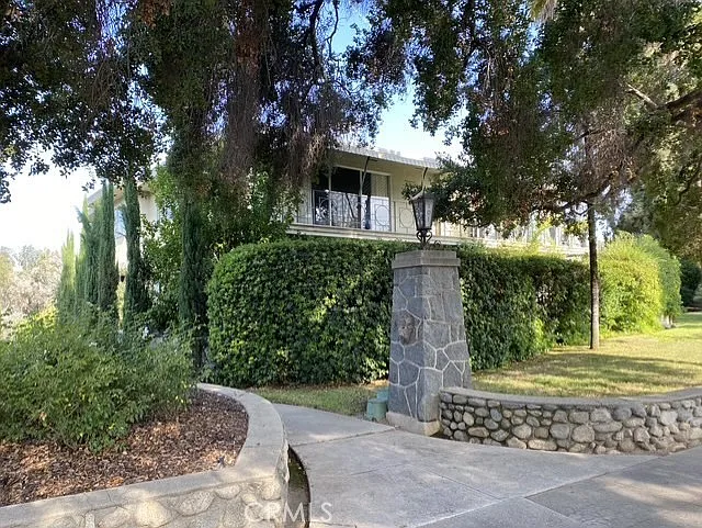Building Photo - 101 N Grand Ave #2