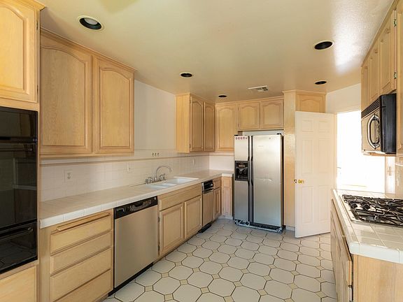 5th image of 5200 White Oak Ave Unit 61