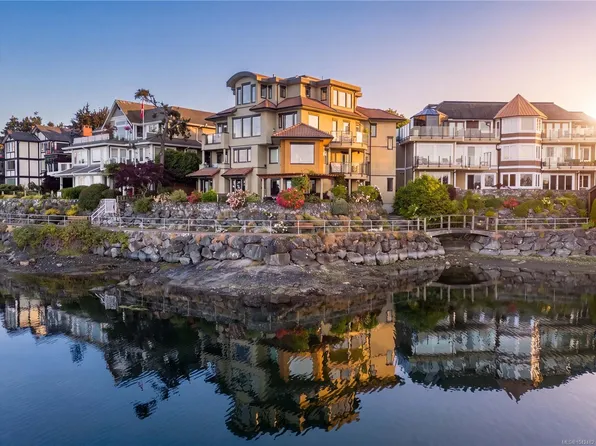 9949 3rd St #201, Sidney, BC V8L 3B1